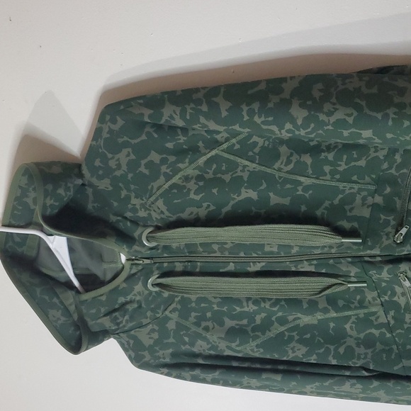 Cabi Camo Marathon Jacket Size Large Oversized Hood Thumbholes Like New - Picture 2 of 12